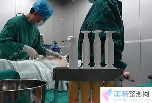 北京东方和谐冯斌大腿吸脂和自体脂肪隆胸视频中截取的图片